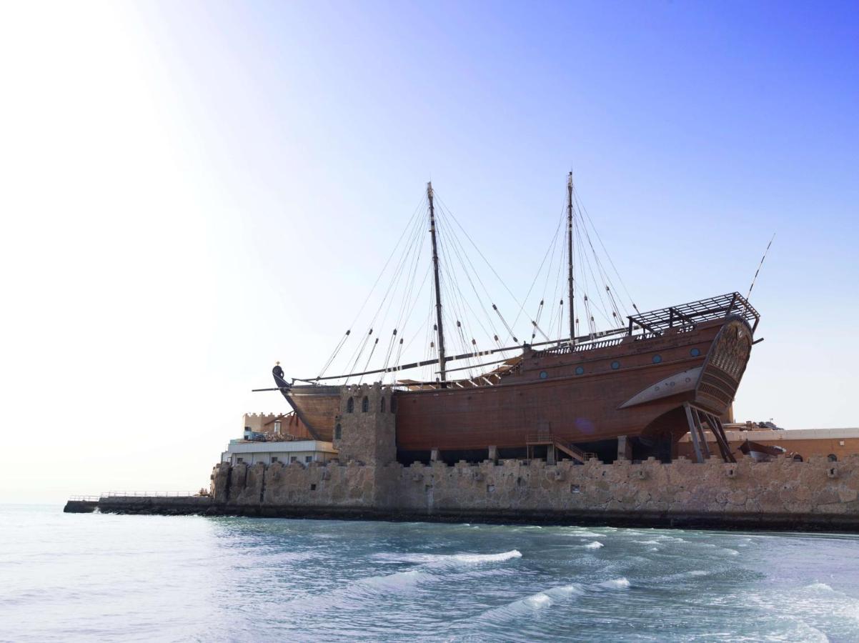 Radisson Blu Hotel, Kuwait Кувейт Экстерьер фото A traditional dhow in the port of Al-Barka