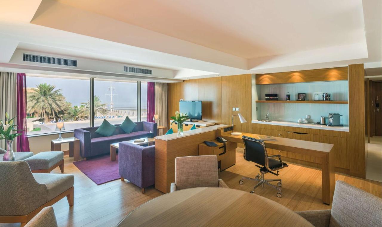Radisson Blu Hotel, Kuwait Кувейт Экстерьер фото Suite at the Jumeirah Beach Hotel