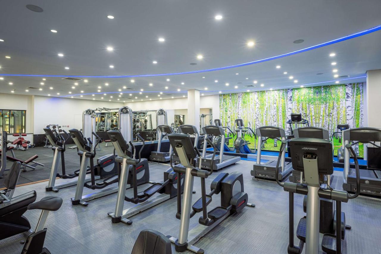 Radisson Blu Hotel, Kuwait Кувейт Экстерьер фото The gym at the hotel