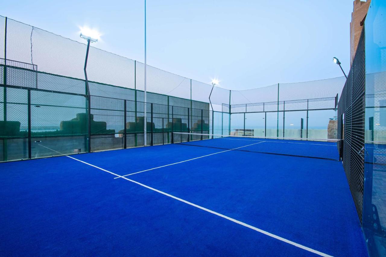 Radisson Blu Hotel, Kuwait Кувейт Экстерьер фото A paddle tennis court
